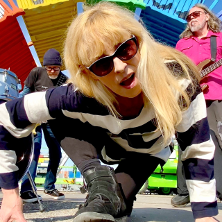 bettie serveert square